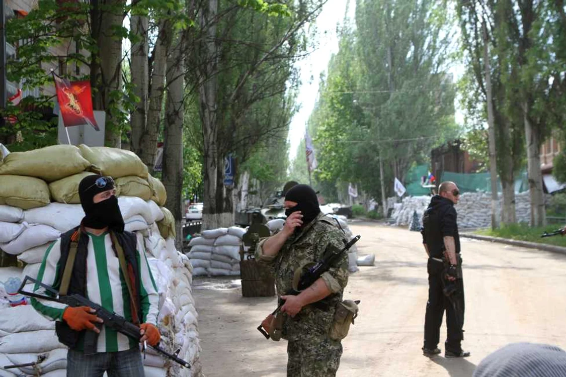 Separatiştii proruşi, cu chipul acoperit de cagule, păzesc o baricadă din oraşul Slaviansk FOTOGRAFII Mircea Barbu, corespondenţă din estul Ucrainei