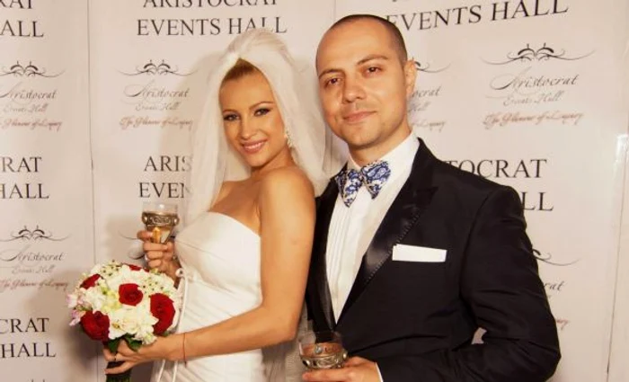 
    Lora şi Dan Badea, în ziua nunţiiFoto: Facebook  