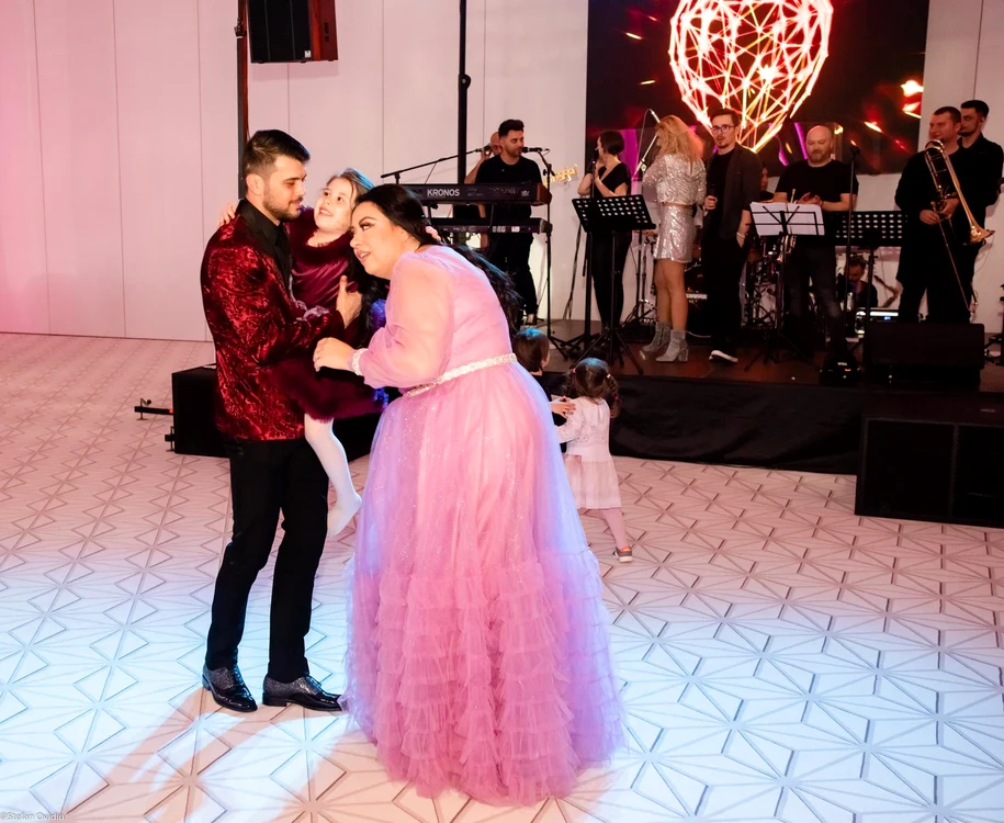 
    Oana Roman, Marius Elisei și fiica lor, Izabelafoto: arhivă personală  