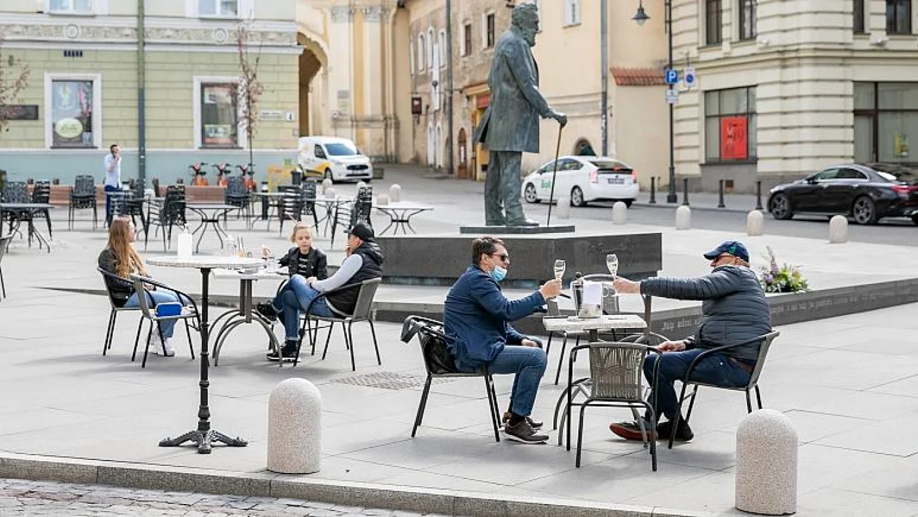Cafenea în aer liber în Vilnius, Lituania FOTO Copyright S.Ziura/Vilnius.lt