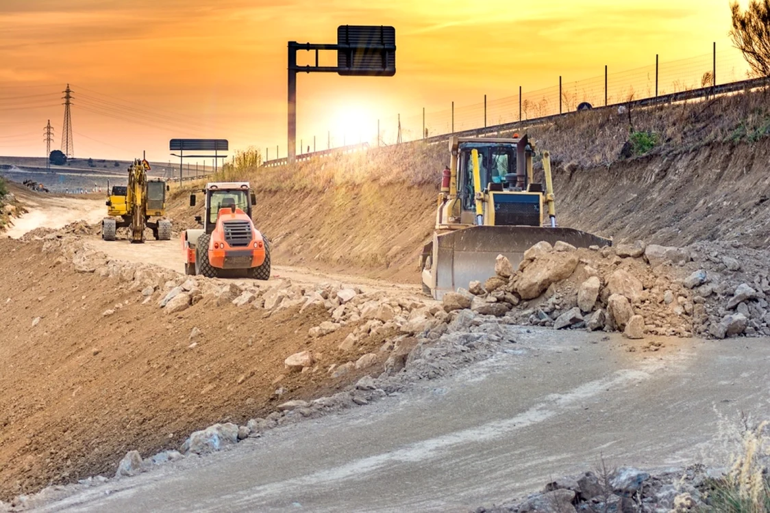 Utilaje care lucrează la construcția unui drum