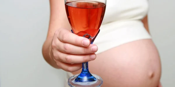 Gravida cu pahar de vin Shutterstock