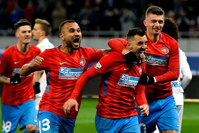 
    Ioan Hora, felicitat de colegi pentru "dubla" din meciul cu Craiova  