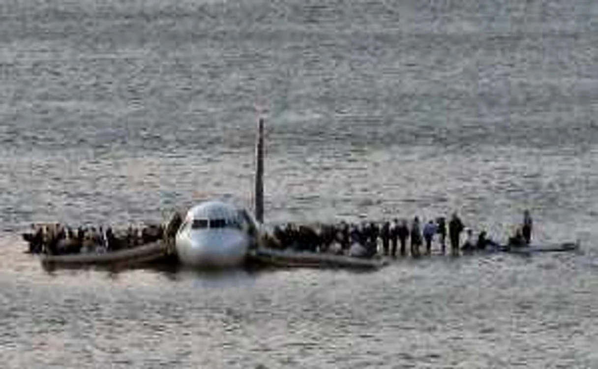 Anul 2009 în imagini / Pasagerii Airbus 320 aşteptând pe aripile avionului, după coliziunea cu un stol de păsări