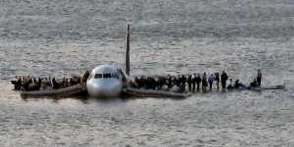 Anul 2009 în imagini / Pasagerii Airbus 320 aşteptând pe aripile avionului, după coliziunea cu un stol de păsări