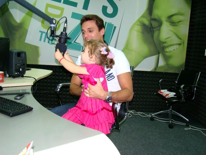 Mircea Badea a învăţat-o şpagatul şi sfoara pe RontziFoto Arhivă Personală/Antena 1