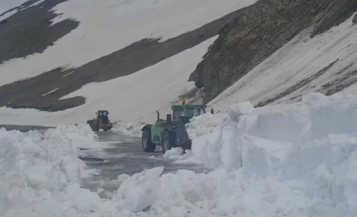 Lucrările de deszăpezire avansează cu greutate din cauza rocilor căzute de pe versanţi     Foto: CNAIR