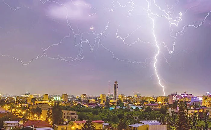 Ploi torenţiale şi  vijelii în 8 judeţe 