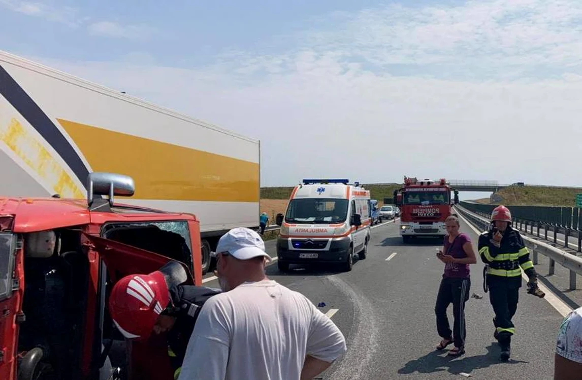 
    Un microbuz cu 9 persoane s-a răsturnat pe Autostrada A1 sâmbătăfoto: DRDP Timişoara  