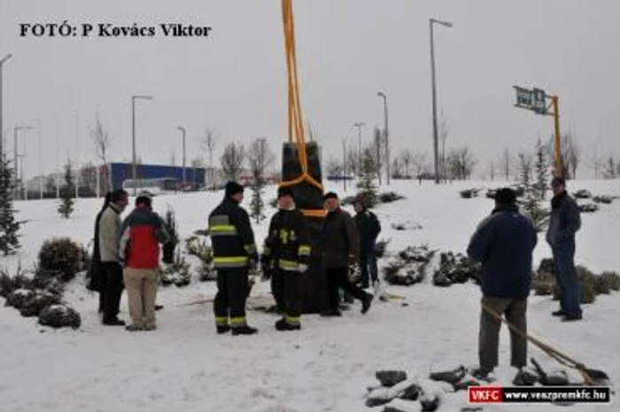 Monumentul a fost ridicat amplasat cu ajutorul pompierilor din Veszprem