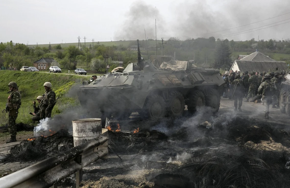 Ucraina - Soldaţi ucraineni stau de pază la un punct de control de lângă Slaviansk FOTO Reuters 