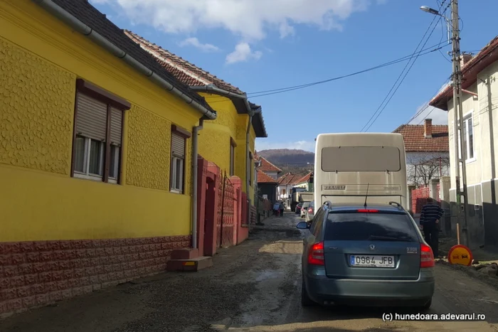 În satul Silvaşul de Sus se formează coloane de maşini. FOTO: Daniel Guţă. ADEVĂRUL.