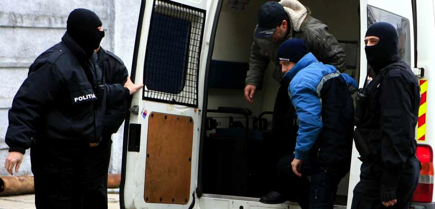 Poliţiştii l-au reţinut pe băiatul de 20 de ani FOTO Arhivă