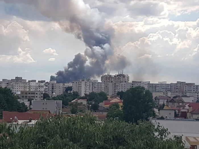 Incendiu se vede de la depărtare FOTO Călin Gavrilaş