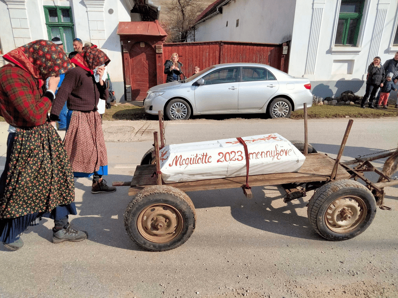 Carnavalul de la Rimetea, ritualul păgân prin care localnicii „îngroapă“ iarna, gândurile rele și toate necazurile FOTO