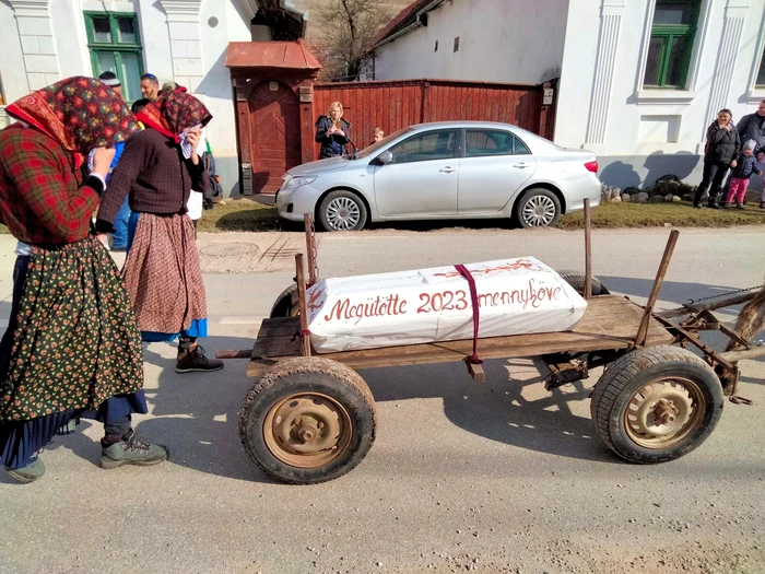 Bocitoarele plâng după carul alegoric prin care se „îngroapă” toate necazurile FOTO Alexandru Savu