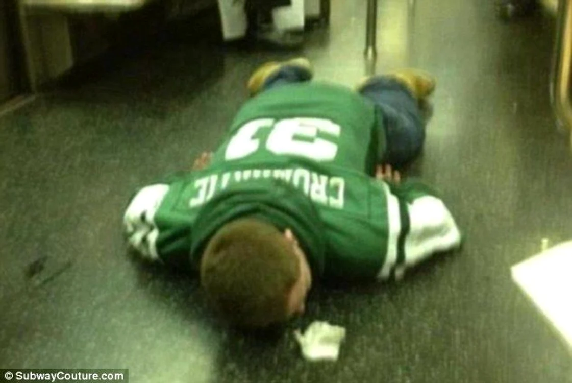 Atenţie, în metroul din New York ai nevoie de stomac tare.