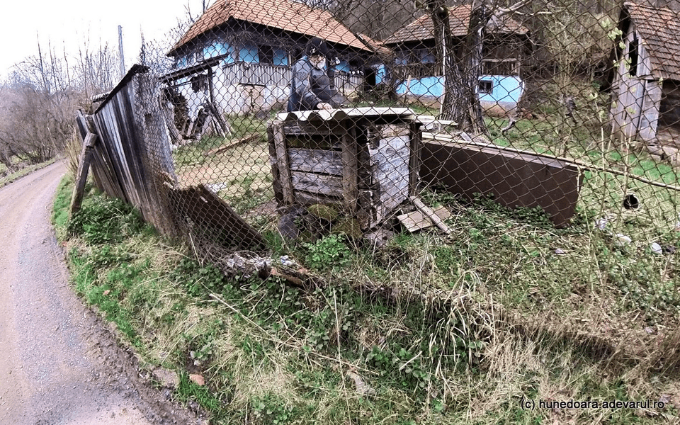 Românul dintr-un sat de poveste, aproape pustiu: „Nici câine nu țin, nu am ce să-i dau de mâncare” VIDEO