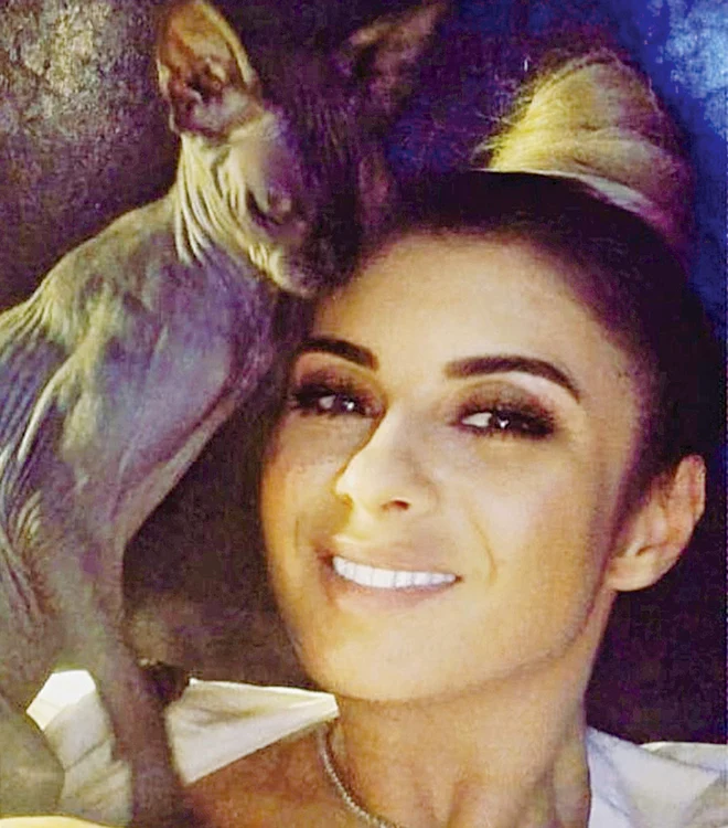 
    Anamaria e  nedespărțită  de pisică  