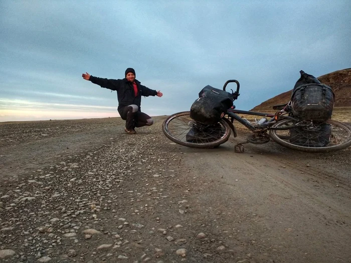 Radu Păltineanu, în San Sebastian, Tierra del Fuego, Argentina, când mai avea 286 de km de pedalat până la destinaţia finală. Foto: Arhiva personală Radu Păltineanu