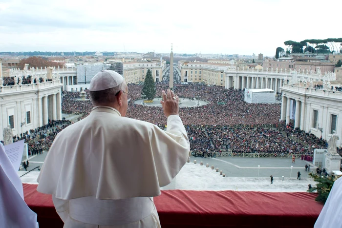 Actualul Suveran Pontif a atras de trei ori mai mulţi credincioşi la Vatican decât predecesorul său. FOTO: Reuters.