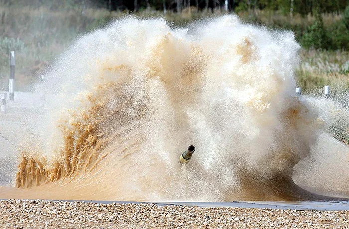 Blindatele au făcut valuri la trecerea prin râu