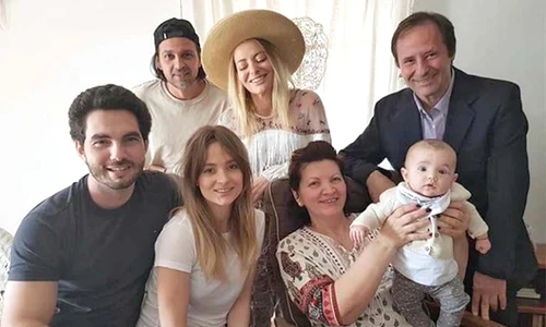 Aceasta este frumoasa familie a tatălui Deliei jpeg