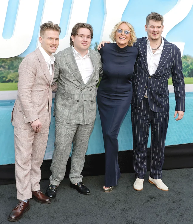 Sharon Stone, alături de cei trei băieţi ai ei, Roan, Quinn şi Laird. FOTO: Getty Images