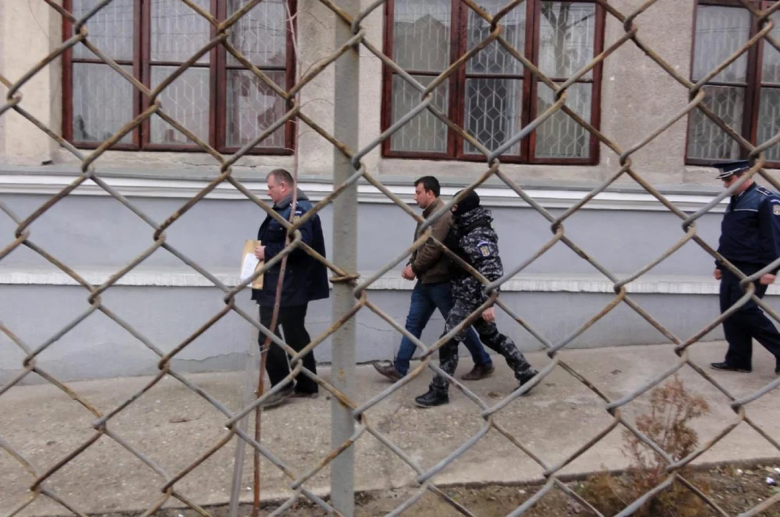 Peste 30 de suspecţi au fost aduşi pentru audieri la sediul IPJ Olt din Slatina... (Foto: Mugurel Manea)