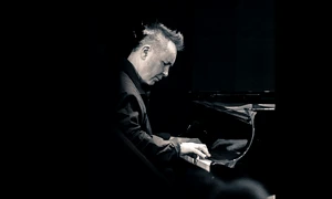 Cîştigă o invitaţie la concertul violonistului Nigel Kennedy! png