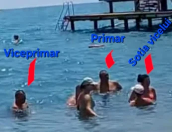 Viceprimarul și primarul fotografiați în apa Mediteranei FOTO: Bihoreanul