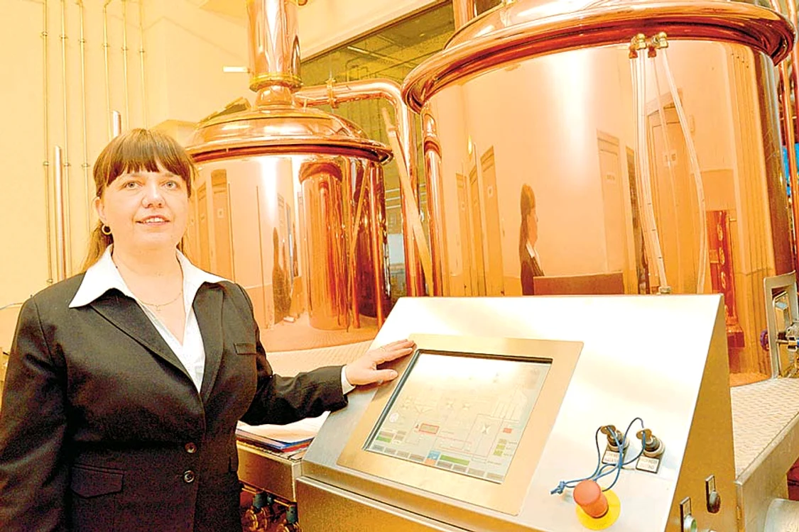 Monica are grijă ca  berea produsă în opt ţări  să fie cea mai bună (Fotografii: Remus Florescu )