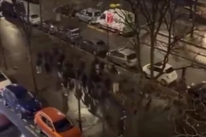 Anchetă la Paris după ce aproximativ 50 de bărbaţi cu cagule au executat saluturi naziste pe un bulevard al capitalei