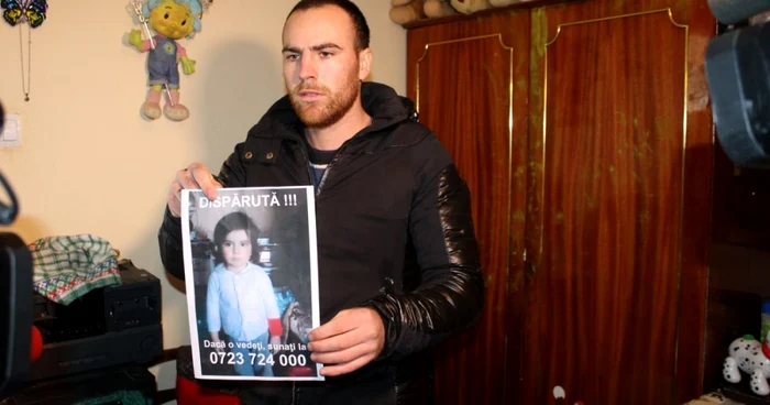Marian Aldea a început să lipească afişe în Ploieşti cu chipul fetiţiei şi al soţiei sale FOTO Diana Frîncu