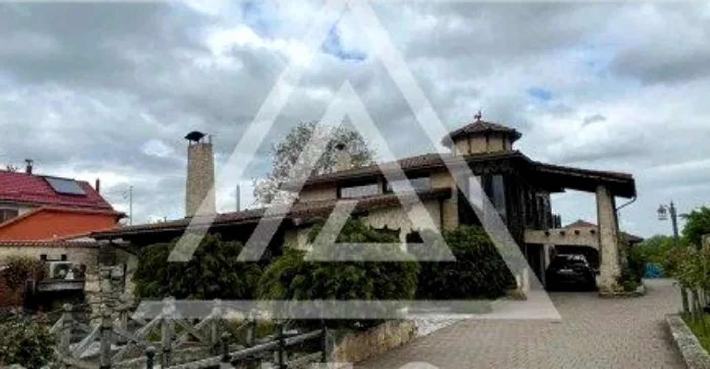 Așa arată casa scoasă la vânzare la Huedin cu aproape 650.000 de euro. FOTO: OLX