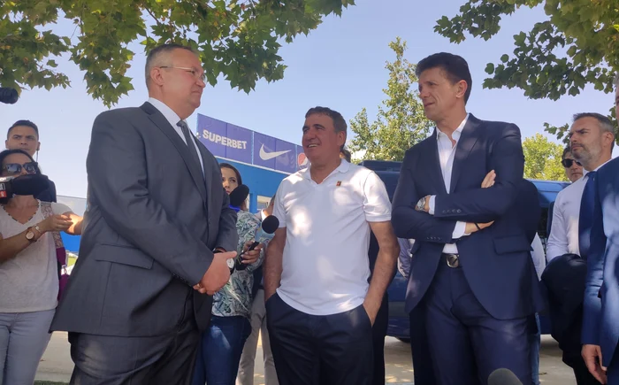 Premierul Nicolae Ciucă, Gheorghe Hagi și Gheroghe Popescu foto: Călin Gavrilaș