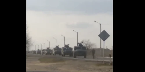 Civil ucrainean in fata blindatelor rusest FOTO twitter