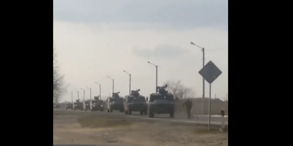 Civil ucrainean in fata blindatelor rusest FOTO twitter