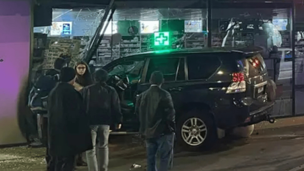 Accident grav în Capitală! Un șofer a intrat cu mașina într-o farmacie de la Piaţa Progresul, după ce s-a ciocnit de un alt autoturism