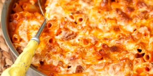 paste la cuptor cu carnati si branza