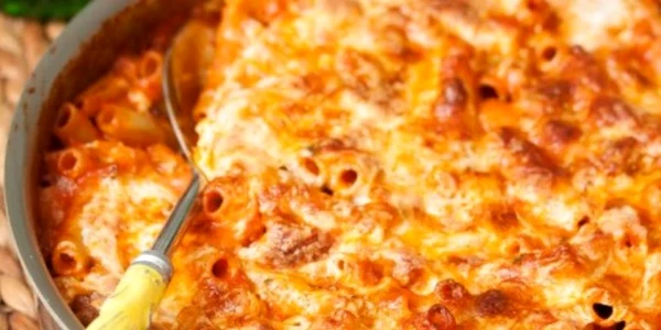 paste la cuptor cu carnati si branza