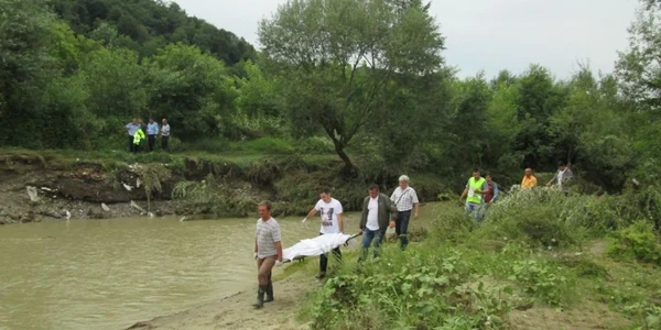 Doi morţi după inundaţiile care au lovit judeţul Vâlcea