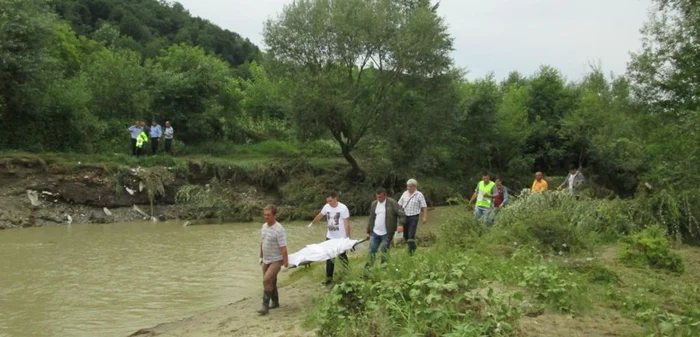 Cei doi bărbaţi au fost luaţi de viitură, în urmă cu câteva zile. Foto Adevărul