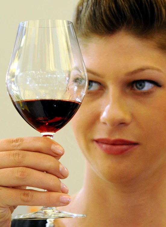 75 % dintre femei preferă să bea un pahar de vin înainte să facă sex