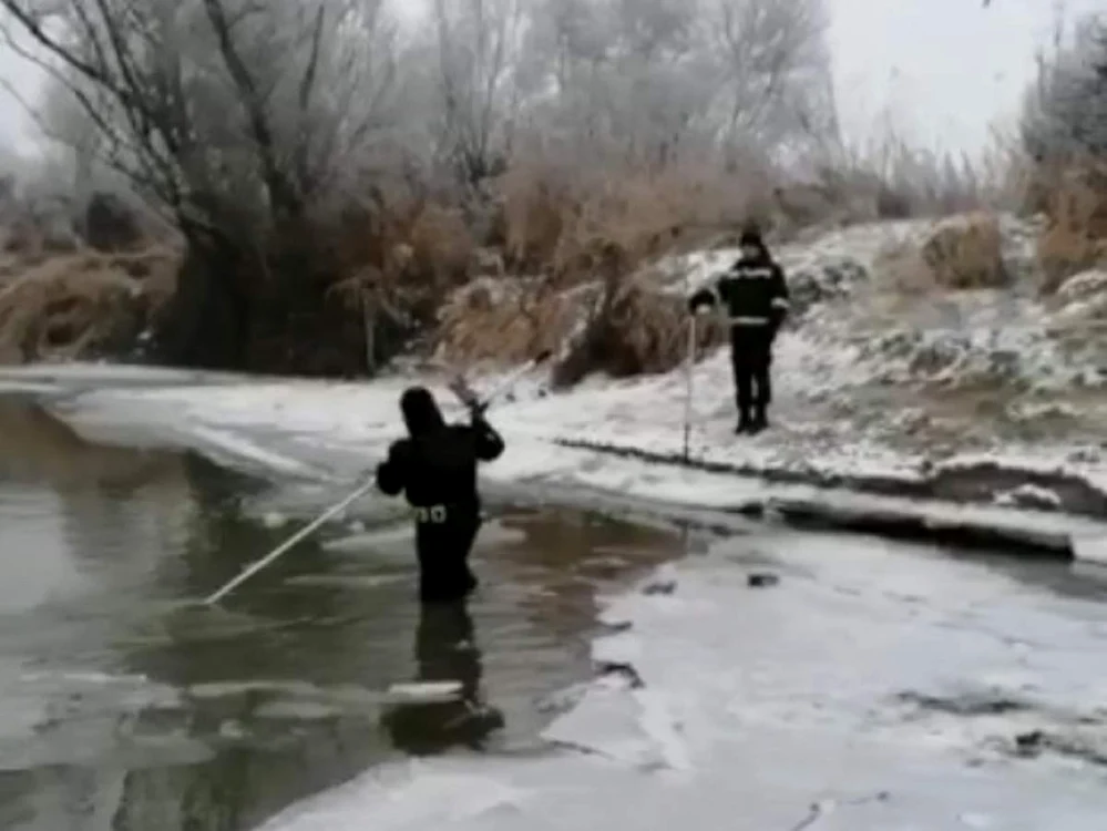 
    Doi fraţi au dispărut în Braşov după ce au plecat la joacă. Unul dintre ei a fost găsit înecat în râul Olt Foto:observator.tv  