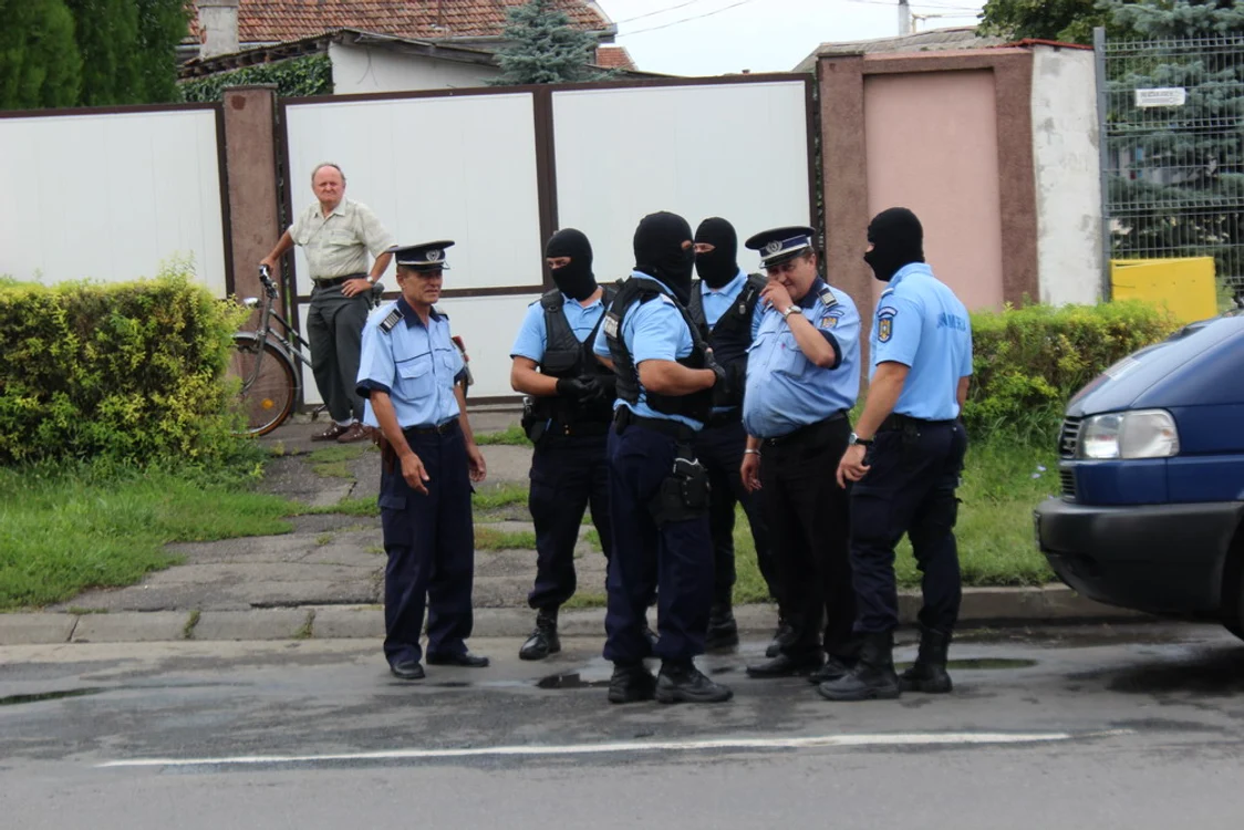 
    Membrii clanului Romi Ţiganu sunt cunsocuţi drept infractori notorii şi au un cazier foarte bogat  