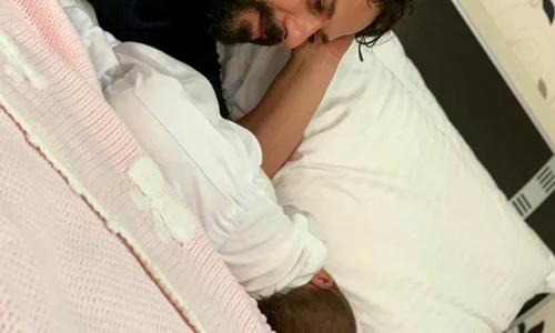 Augustin, captivat, își privește fata cum doarme  O imagine care nu ar mai fi avut nevoie de descriere jpeg