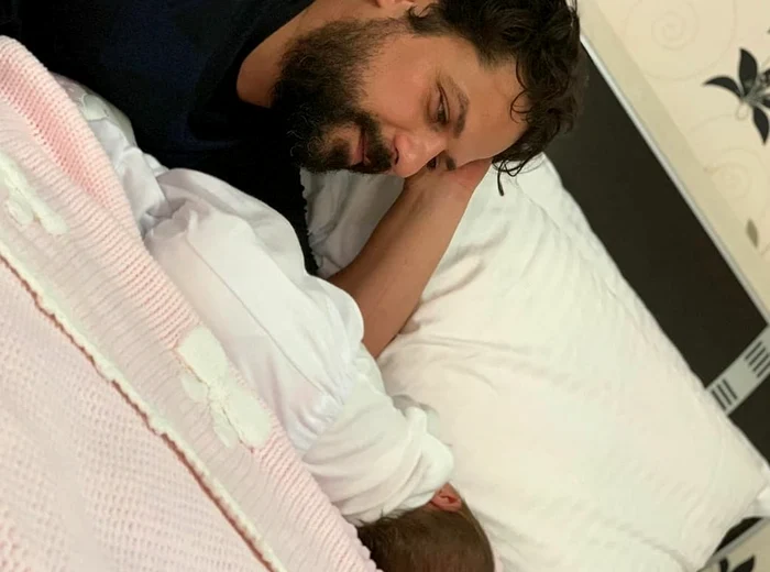 Augustin, captivat, își privește fata cum doarme. O imagine care nu ar mai fi avut nevoie de descriere