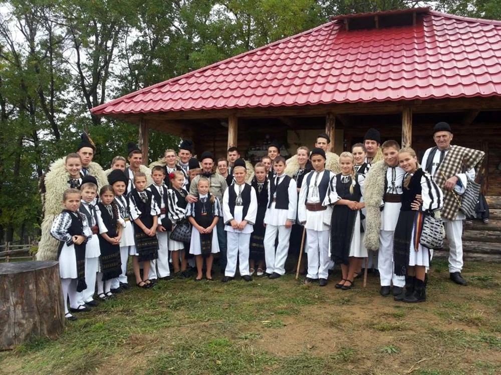Familii de oieri din satul Loman. Foto: Primăria Săsciori