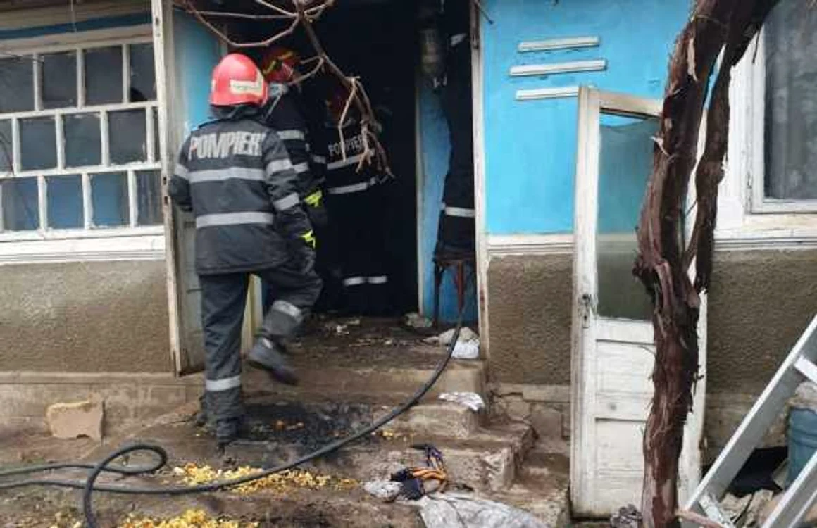 O persoană a murit şi o batrânâ a suferit arsuri grave din cauza jarului căzut din sobă FOTO: ISU Neamţ